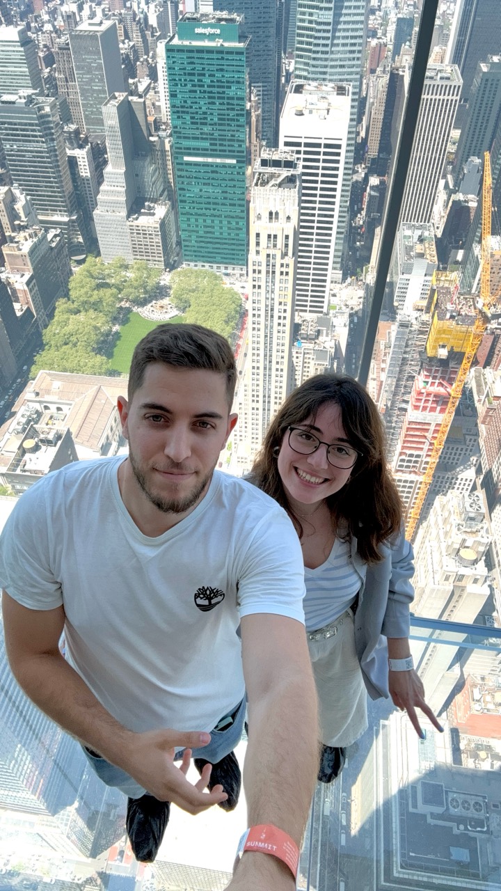 Paula y Álvaro juntos en un mirador sobre la ciudad